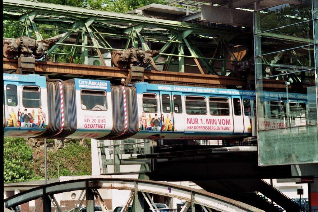 F-5; 1,8/85 D; 3D-Color-Matrixmessung; Zeitautomatik; AF-C.
Schwebebahn Wuppertal, Einfahrt zum Bahnhof Zoo/Stadion.