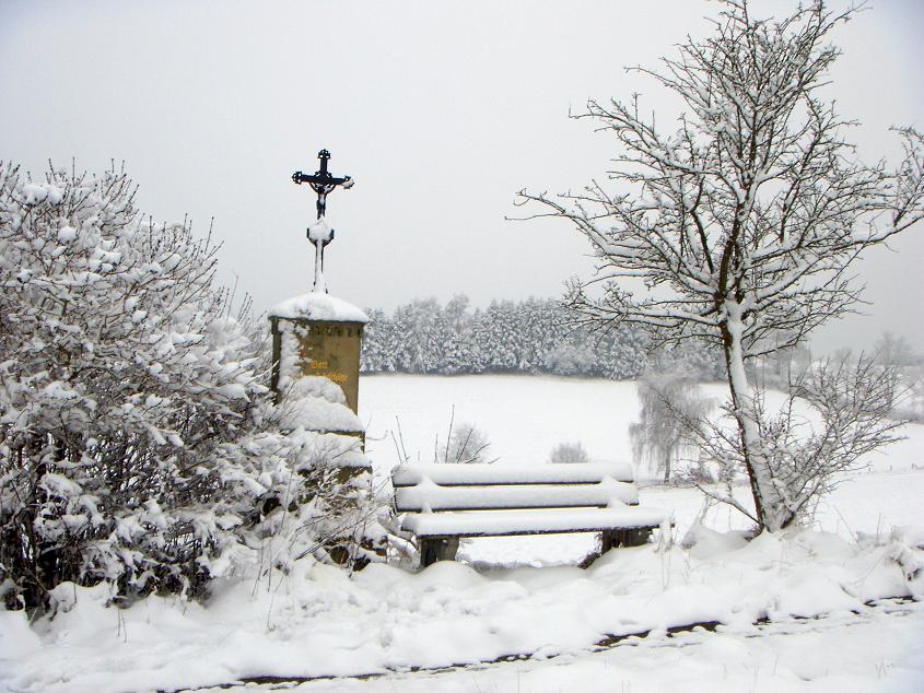 Feldkreuz im Schnee