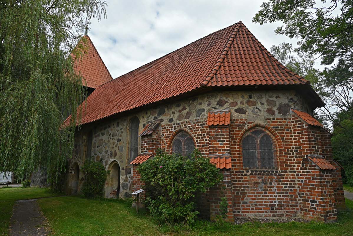 Feldsteinkirche Wieren 2.jpg