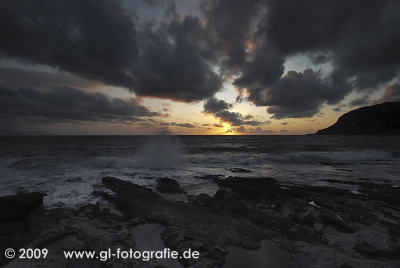 Felsige Bucht bei Sonneuntergang
