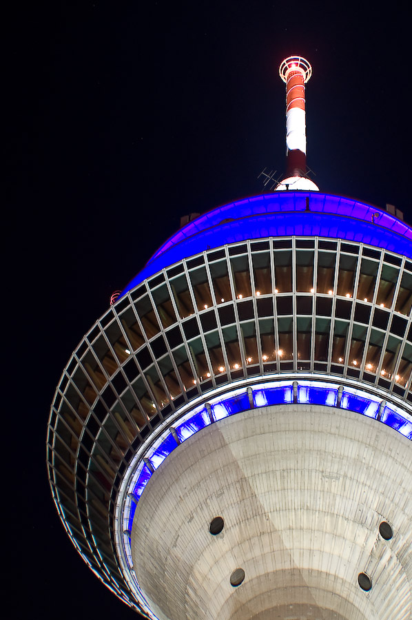 Fernsehturm in Düsseldorf bei Nacht