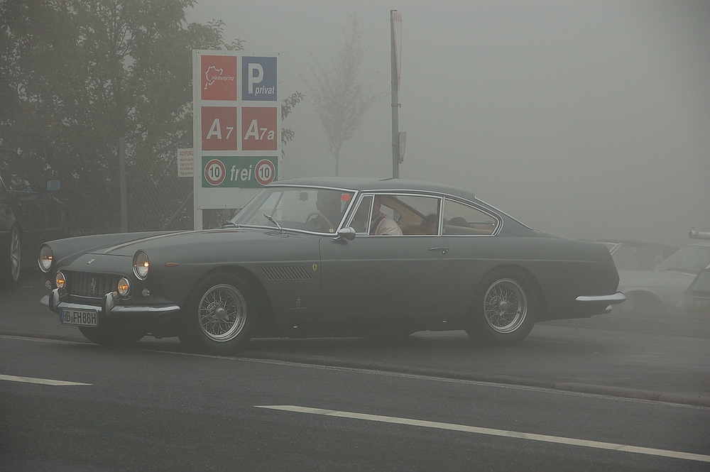 Ferrari im Nebel