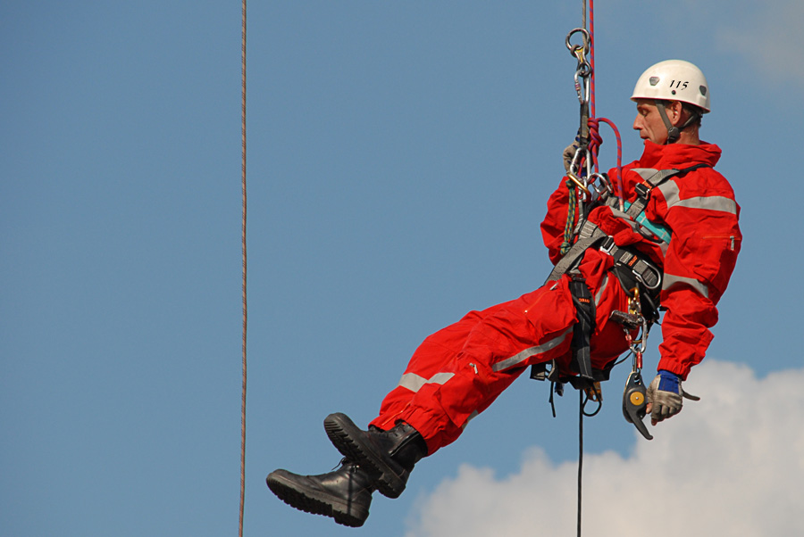 feuerwehr beim abseilen