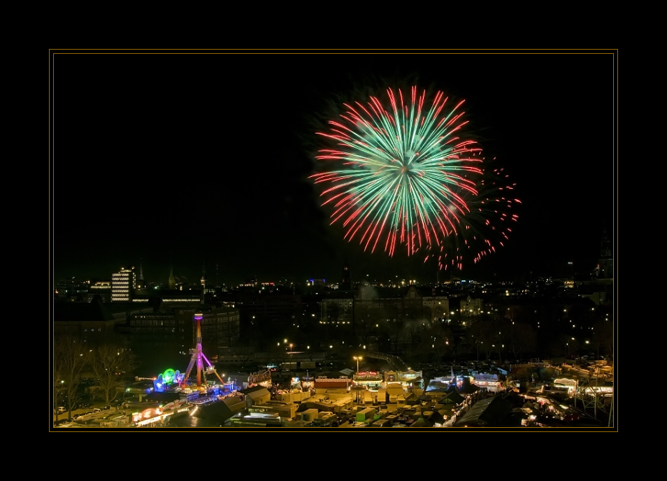 Feuerwerk2R 4975
Aufgenommen vom Dach des Flackturms.