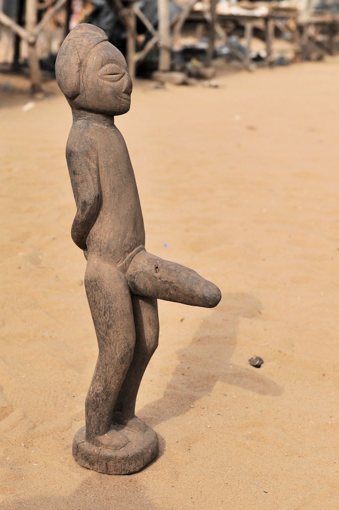 Figur auf dem Fetischmarkt in Lomé 7702 h