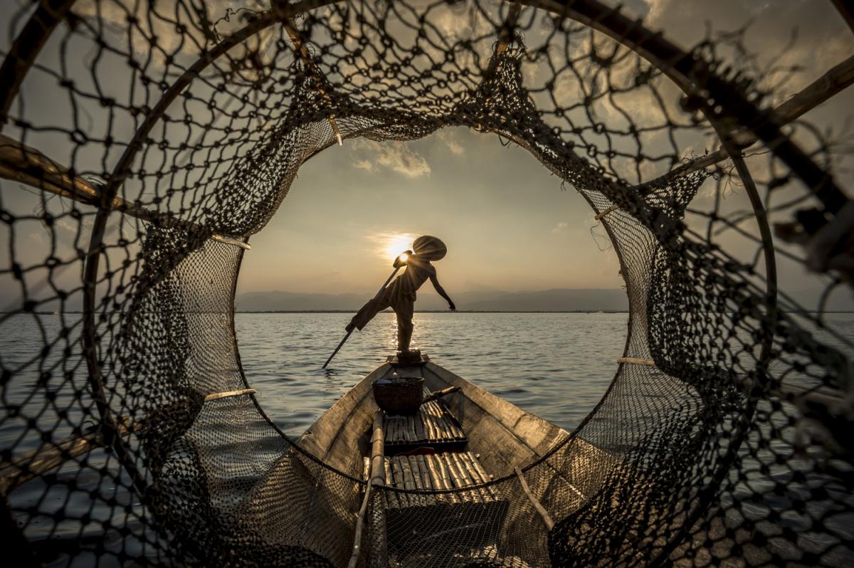 Fisherman - Ein Bild durch die Reuse eines Fisches auf dem Inle See.