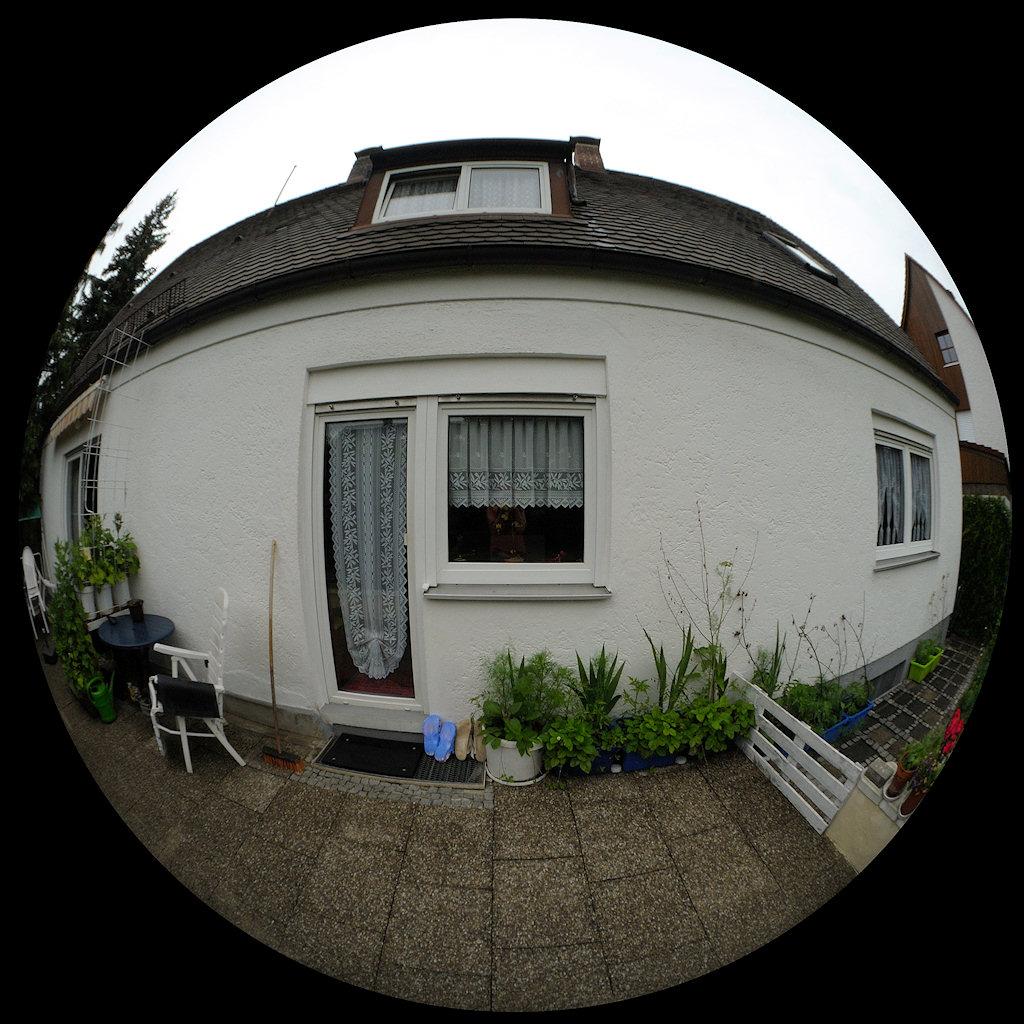 Fisheye-Aufnahme unseres Hauses von der Terrasse aus.
Mit dem selbstgebauten Fisheye-Vorsatz am selbstgebauten  AF DX Nikkor 17mm/3.5G ED bei Blende 1