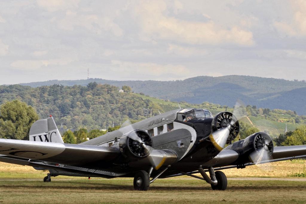 Foto einer Junkers Ju52
Gesehen und aufgenommen während der Flugtage 2009 in Bensheim, Flugplatz Bensheim / Fehlheim; Kirchberg mit Kirchberghäuschen 