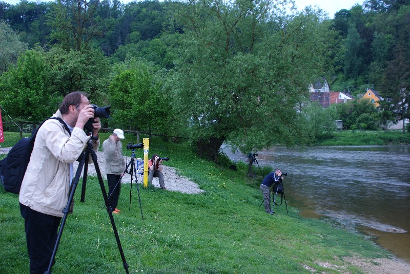 Fotografen am Fluss verkleinert