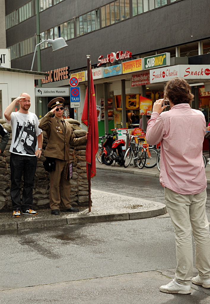 Fotografierter Fotograph (Checkpoint-Charlie)