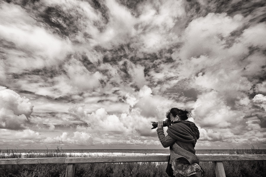 Fotografin unter dem Himmel der Bretagne, 2012