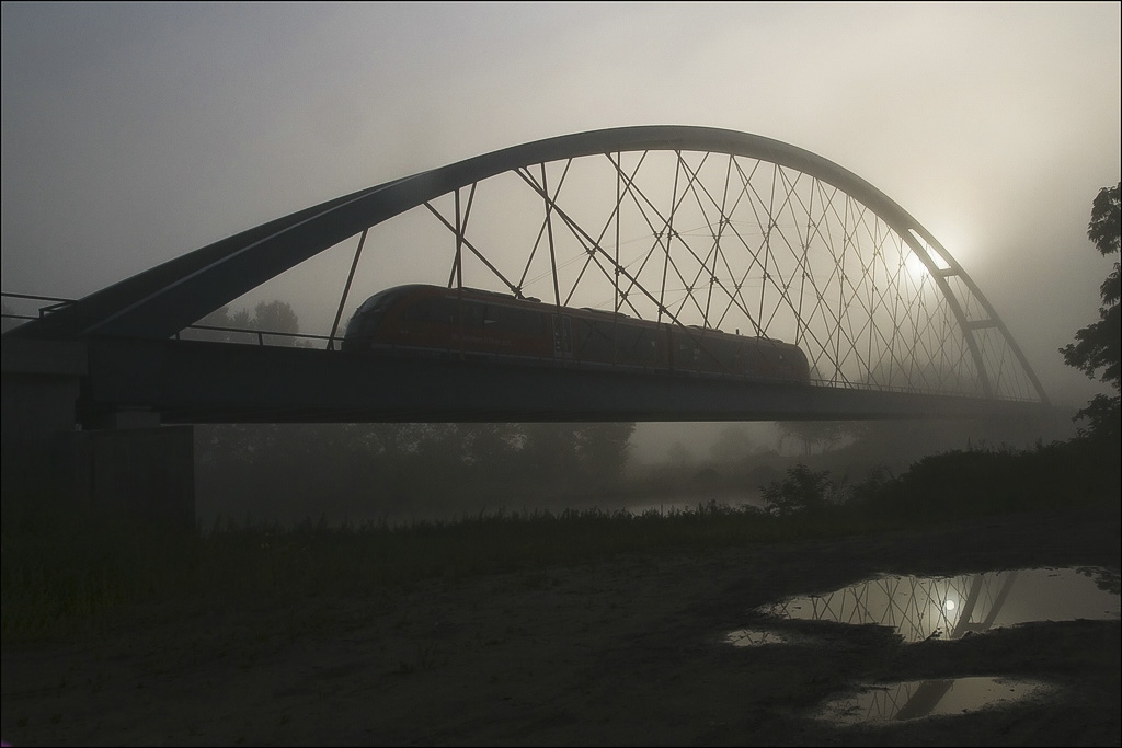 Frühzug im Nebel