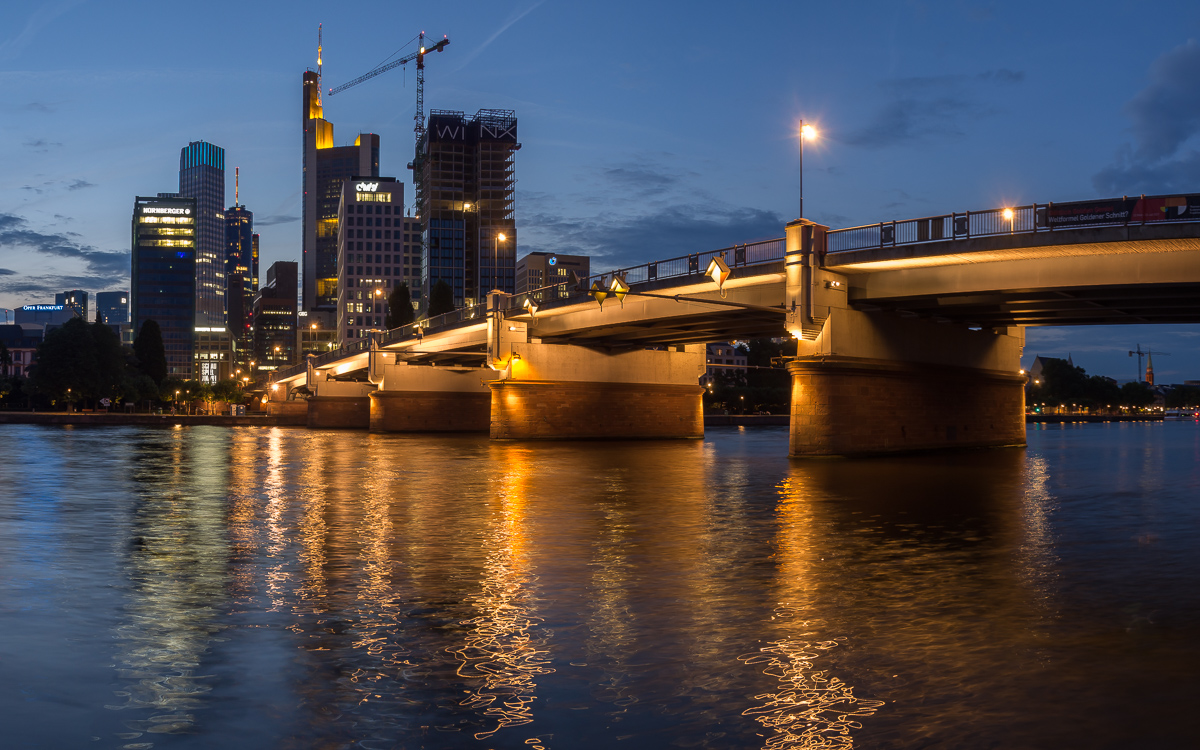 Frankfurt am Main, Untermainbrücke bei Nacht