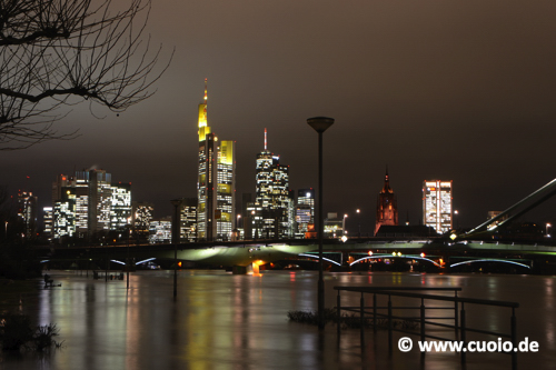 Frankfurter Skyline bei Hochwasser / Nacht

Aufgenommen vom Deutschherrnufer