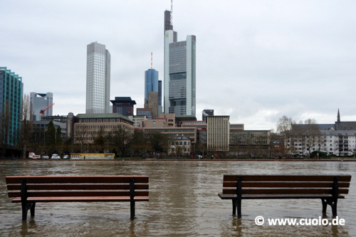 Frankfurter Skyline bei Hochwasser / Tag

Aufgenommen vom Museumsufer