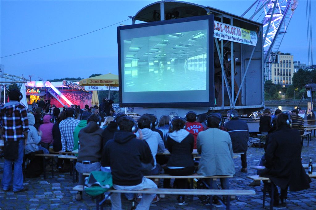 Freiluftkino mit 35mm 1.8 Objektiv, freihand, ohne Stativ
