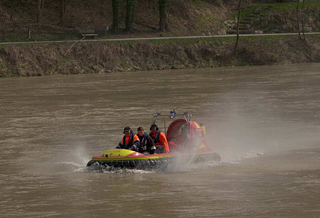 Freiwillige Feuerwehr Burghausen bei einer Übung mit dem Hovercraft