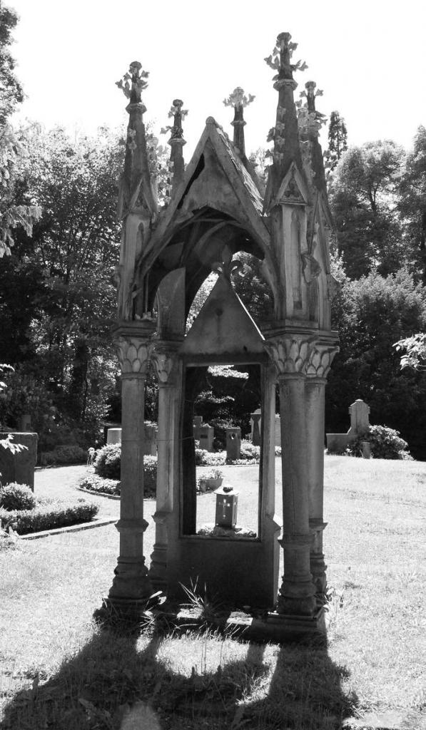Friedhof Sankt Johann.
Erste s/w Aufnahmen mir der D40 und Standard-Objektiv