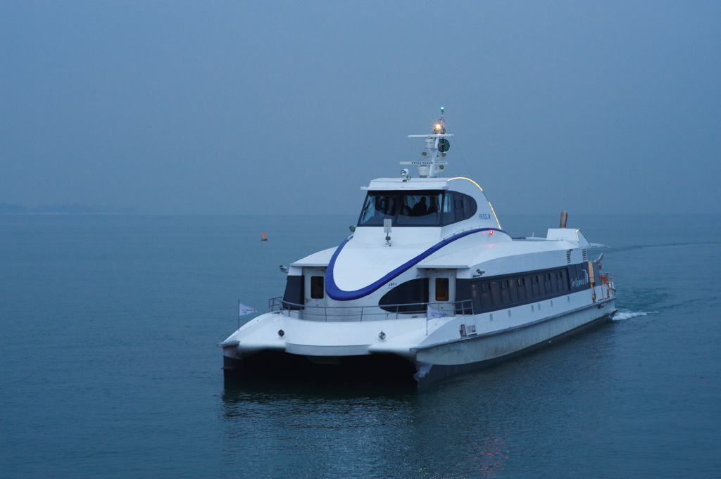 Friedrichshafen am Bodensee, Dreikönigstag 2010. Der Katamaran "Fridolin" läuft, aus Konstanz kommend, auf den Hafen zu. Nikon D700, Nikkor 2/85 AIS, 