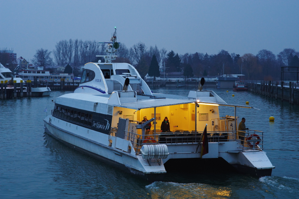 Friedrichshafen am Bodensee, Dreikönigstag 2010. Der Katamaran "Fridolin" läuft in den Hafen ein. Nikon D700, Nikkor 2/85 AIS, ISO 1600, Blende 5.6, 1