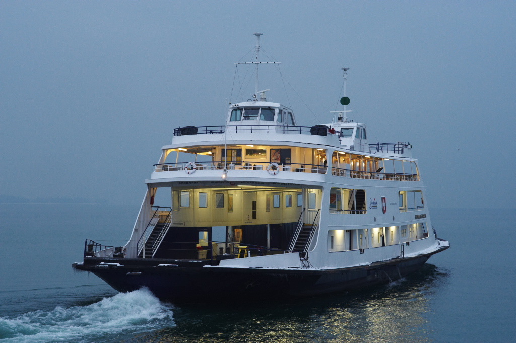 Friedrichshafen am Bodensee, Dreikönigstag 2010. Die Autofähre nach Romanshorn läuft aus und nimmt Kurs in Richtung Schweiz. Nikon D700, Nikkor 2/85 A
