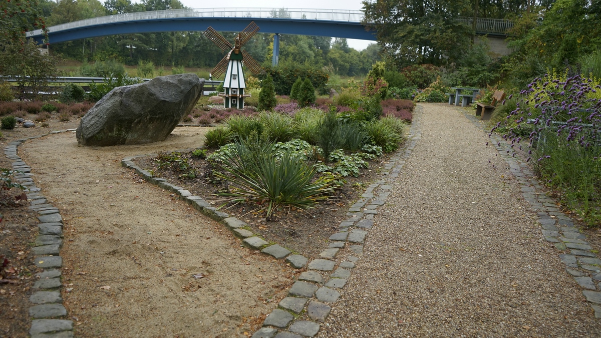Fußgängerbrücke über den Elbe Seiten Kanal.jpg
