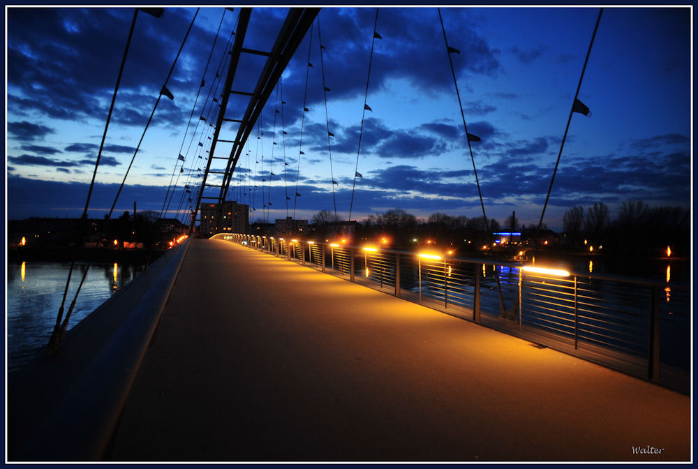 Fussgänerbrücke bei Nacht.
D 700