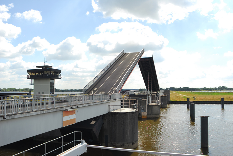 Fussgängerbrücke über das Huntesperrwerk an der Unterweser bei Elsfleth

Das bei Elsfleth an der Mündung der Hunte in die Weser gelegene Huntesperrwer
