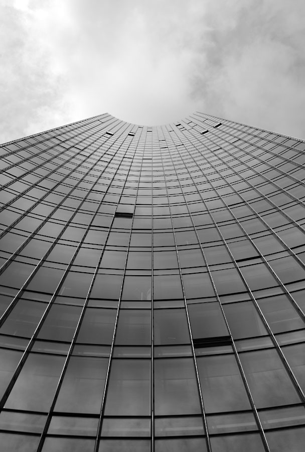 "Ganz schön hoch!"
Hochhaus in Frankfurt
Nikon D300, Tamron 12-24mm, bei 24mm