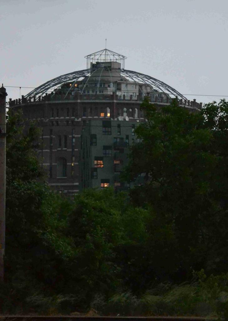 Gasometer bei Nacht
