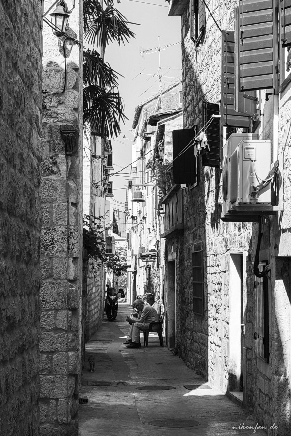 Gasse mit Männern DSC4896 s w.