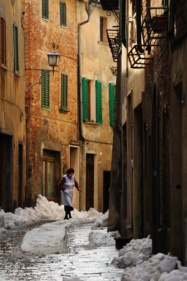 Gasse, Schnee &amp; Kittel