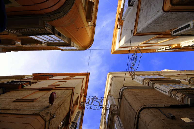 Gassenkreuzung in Cádiz gen Himmel