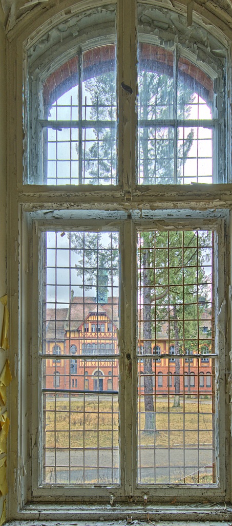 gegenüber das Badehaus 8862And3More DxOVP

HDR aus 4 Aufnahmen
geführte FpotoTour von go2Know in den Beelitz Heilstätten Männerklinik 11. März 2012

K