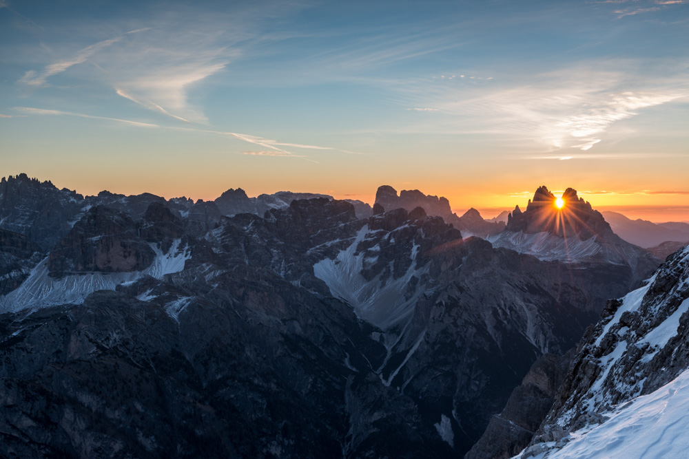 Genau im Spalt zwischen der Grossen und der Westlichen Zinnen geht die Sonne auf