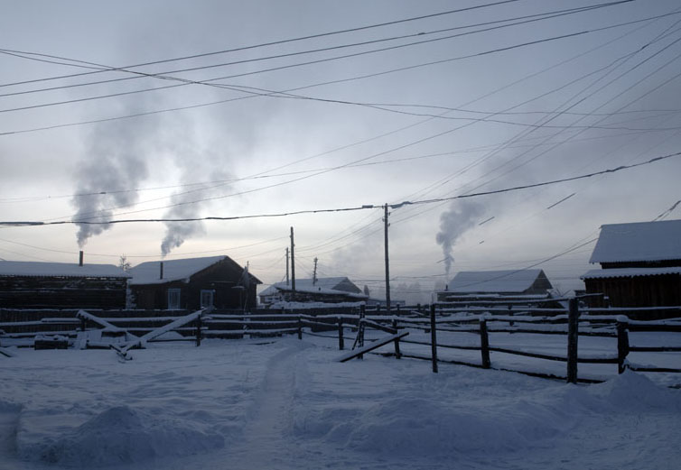 gerade aufsteigender Rauch in Oymyakon