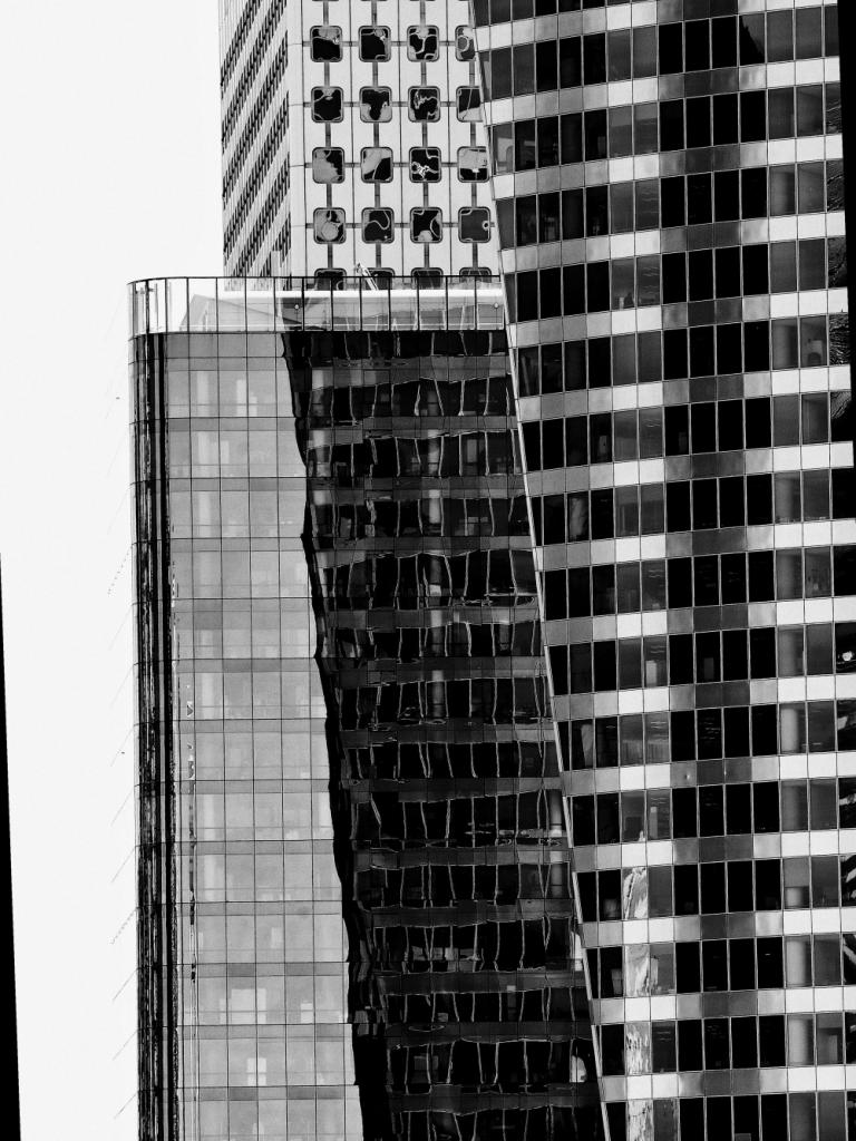gerade und schräge Fassaden - La Defense - Paris; SW um die Spiegelungen besser zur Geltung zu bringen