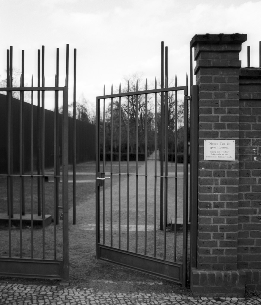geschlossen ; )

FE | Lens Series E 28mm 1:2.8 | Fuji Neopan Acros 100 | Coolscan 5000