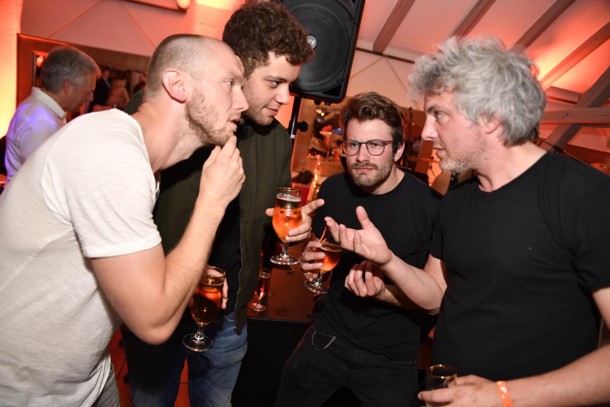 gestelltes Planungsgesprech von RTL auf einer Promiparty