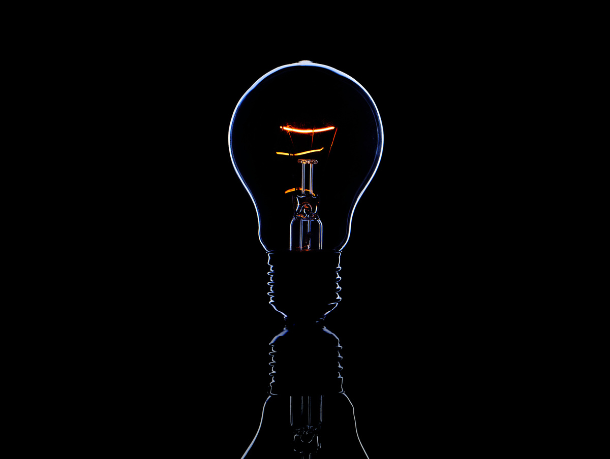 Glühbirne (Echtes Foto, keine Photoshop-Kunst)
Zutaten: ein wenig Wechselstrom (Vorsicht!), etwas mehr Licht und viel Schwarz.