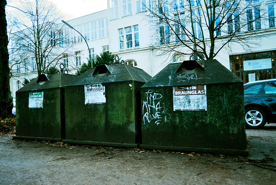 Glascontainer vor der Kunsthochschule Hamburg