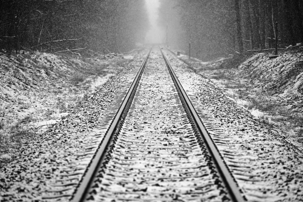 Gleis im Schneetreiben BW.jpg