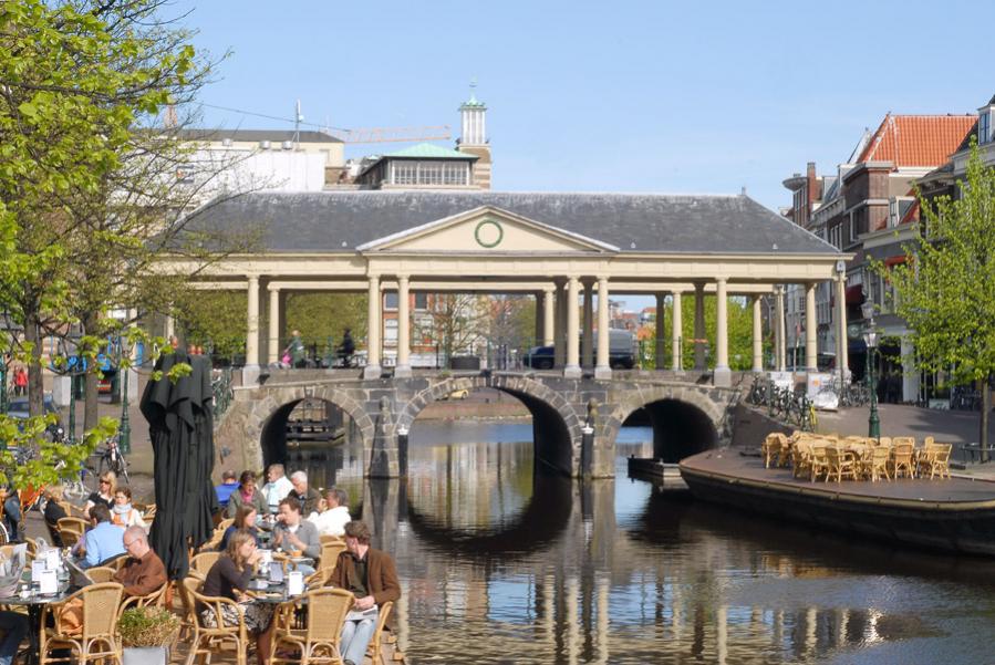Gracht in Leiden

Die Pieterskerk („St. Petrikirche“), Baubeginn 1121, stammt größtenteils aus dem 16. Jahrhundert. In dieser Kirche befinden sich vie