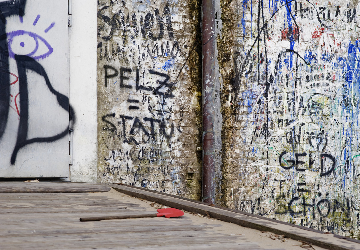 Graffitti neben der Hamburger Strandperle   
D 700 &amp; Olympus OM Zuiko Auto-Macro 90mm 1:2   
1/125   Iso 400   f 4   
9.1.2018 16:12 Uhr   
DSC004