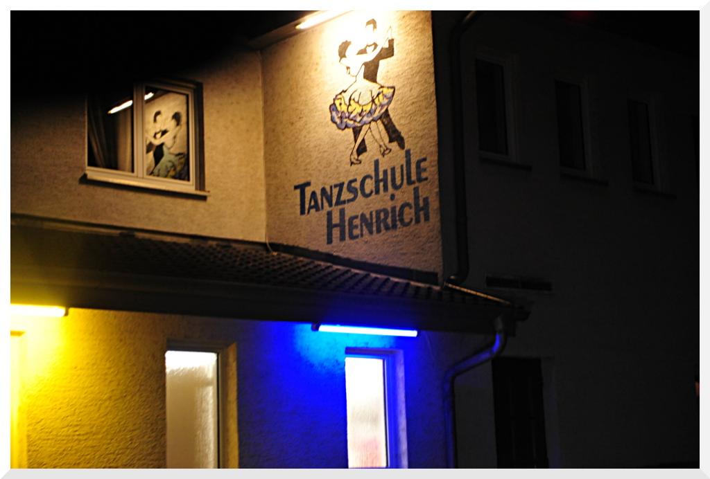 Härtetest für den Weißabgleich: Trotz Auto-WB und Neonröhren authentische Farbwiedergabe. Das obere Licht ist eine ganz normale Neonröhre ohne Färbung