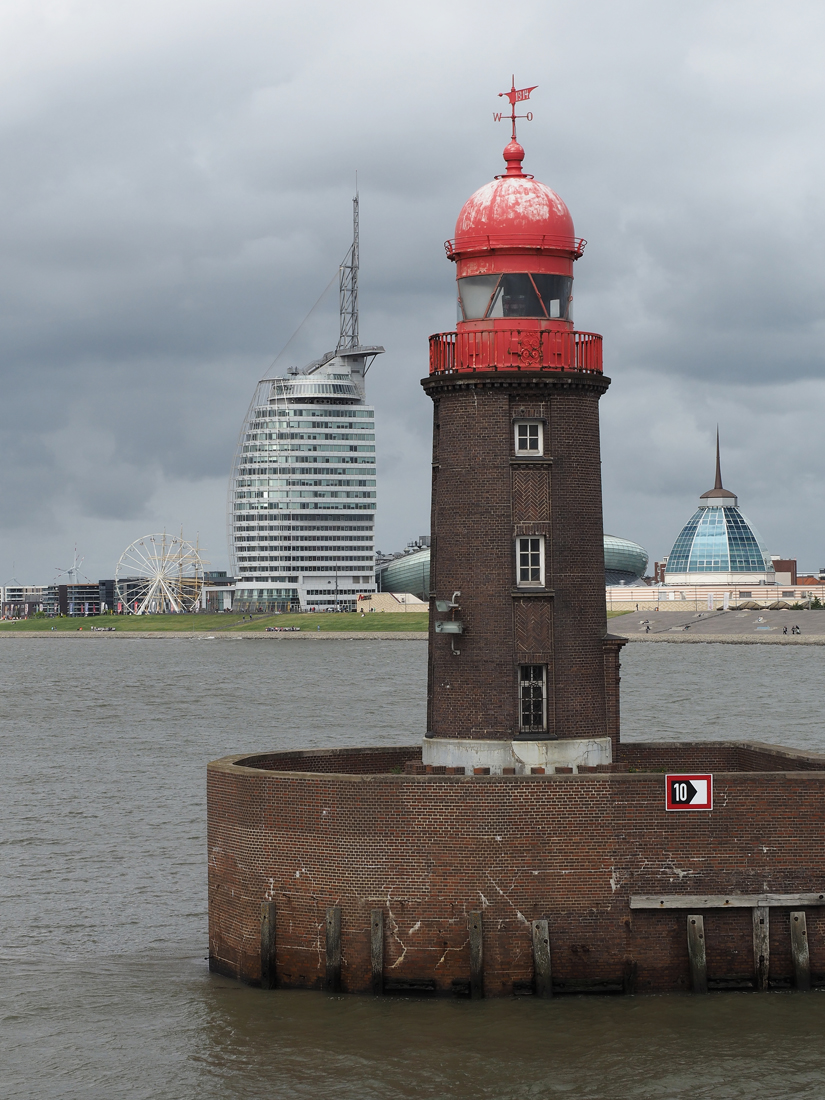 Hafeneinfahrt Bremerhaven.jpg