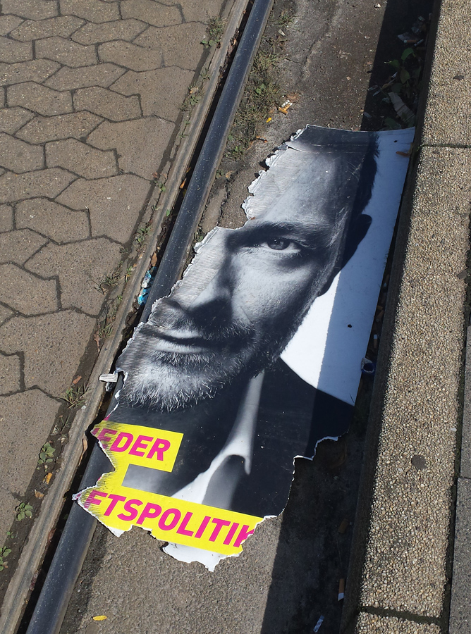 Halbrasiertes Unterhosenmodel am Tag nach der Wahl.....
