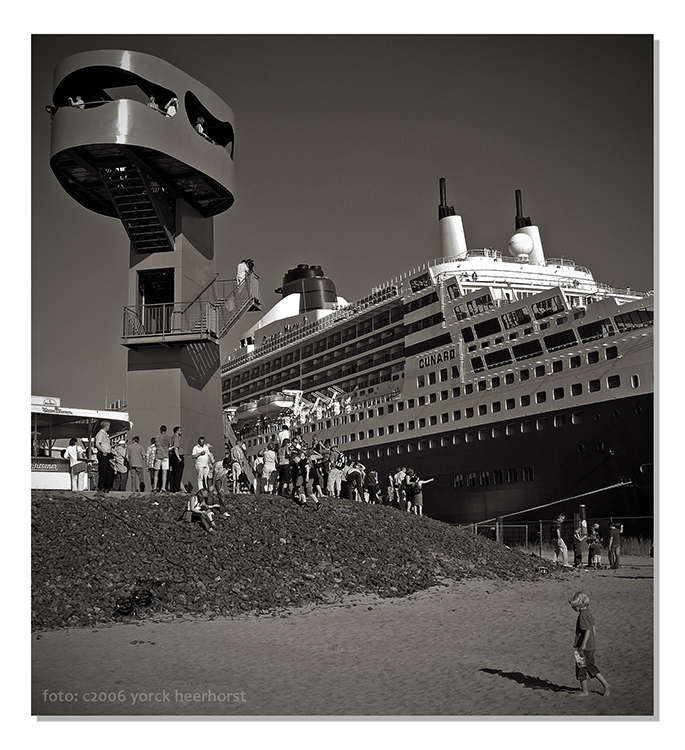 Hamburg Queen Marie  0131 B&amp;W