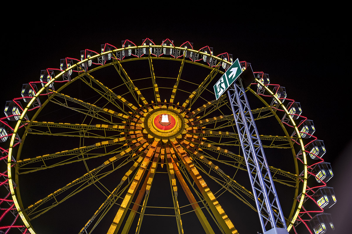 Hamburger Frühlingsdom : Riesenrad mit Notausgang   
D700 & Sigma Mini-Wide II 28 / 2,8   
1/50   Iso 400   f 4   
31.3.2017   20:51 Uhr   
DSC0000000