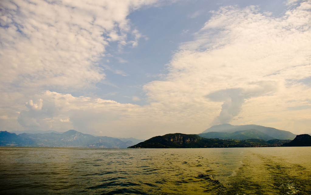 Hammerwolke,
freigestellt und ein bisserl am FEF gespielt.